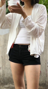 紧身黑短裤美女前后摄