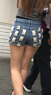 牛仔短裤紧身翘臀长发美女