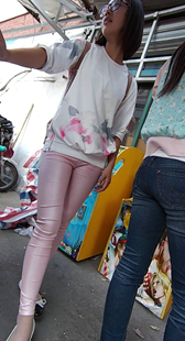 带宝宝玩电车的紧身粉裤年轻妈妈很特别哦