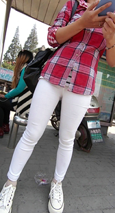 娇小性感的紧身白裤妹