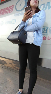 看什么看，别跑~摄的就是你！清早上班的黑紧肥腿妹子