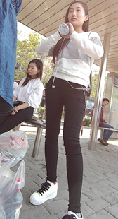 长得很漂亮，说话还手舞足蹈的紧身黑裤萌萌学生妹