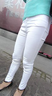 等车的红色眼镜紧身内痕白裤，风韵犹存