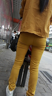 车站娇小的黄色紧身裤