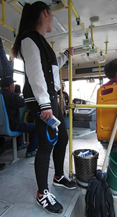 公交车紧身黑牛小妹，既然爱站着，我就摄你喽~