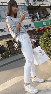 肥美紧身白裤小妹，走路真快