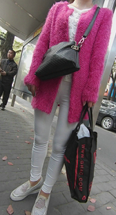 天气凉了，一大早还能摄到这么正点的紧身白裤，爽