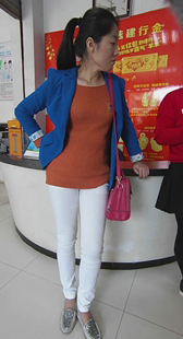 银行里闲聊排队的紧身白牛