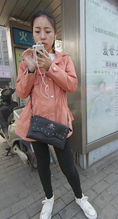 妹妹长得好漂亮~橙衣黑色紧裤