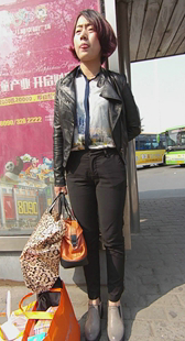 焦急找车的皮衣黑裤小肥妞