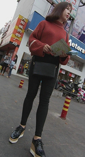 紧身黑裤松糕鞋，白白胖胖的小妞，别发传单啦跟哥回家吧