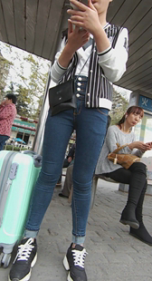 紧身蓝牛棒球服眼镜妹发现了！嘿嘿，摄的就是你，看你往哪躲