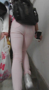 米奇粉色紧身裤眼镜妹，屁股真美
