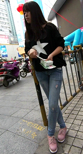 发传单不好好发，偷懒去逛街，看我怎么代老板摄你