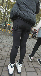 背着米奇背包的可爱黑色紧身裤初中妹妹