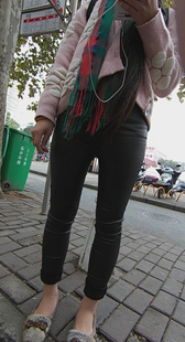 娇小的粉衣豹纹鞋紧身皮裤妹子