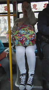 紧身白裤漂亮妹子哭了一路，难道是要被旁边胖子糟蹋了吗