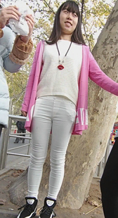 粉衣紧身白裤上学妹~妹子，你口袋里的手机好大好硬呀