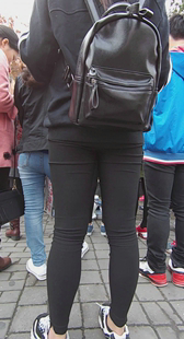 发房地产传单的学生妹们第一季之黑衣黑色紧身裤