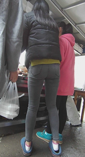 高挑的灰色紧身牛仔裤学生妹，买个午饭穿着拖鞋就出门了~