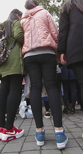 发房地产传单的学生妹们第二季之粉衣黑色紧身裤