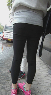 雨天陪闺蜜等公交的粉鞋黑色紧身裤学生妹