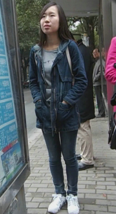 一身牛仔装的紧身蓝牛学生妹