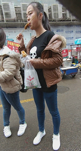 买完手抓饼又买鸡柳的紧身蓝牛学生妹