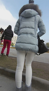 寒风中等待驾照考试的紧身白裤妹子