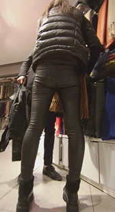 给男票挑围巾的黑衣紧身皮裤妹，PP真亮