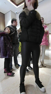 电梯偶遇紧身皮裤眼镜小妹