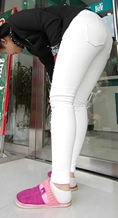 干洗店性感丰满的紧身白裤老板娘