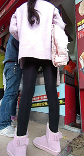 和老公买鸡排的极品粉衣黑丝打底裤少妇