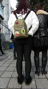 楼下等喜娘的紧身黑裤肥妞伴娘，PP真sao