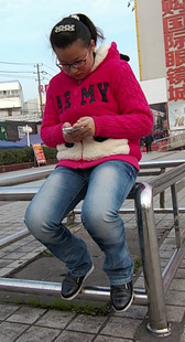 长着青春小豆豆的紧身牛仔裤初中学生媚，发育的不错啊