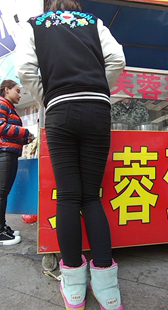 买了个芙蓉蛋卷当午餐的紧身黑裤小妹，PP看着真舒服