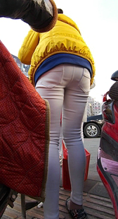 偶遇紧身白裤少妇电动车双飞