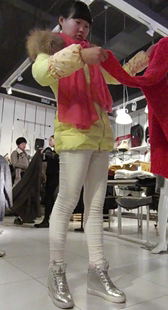 齐刘海黄衣紧身白裤小妹，鞋子亮闪闪