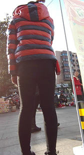 在服装店门口卖力吆喝的紧身黑裤店员小妹