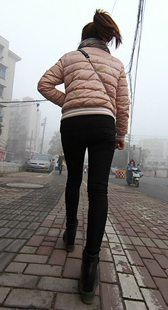 早晨上班公交车上偶遇极品紧身黑裤小妹，腿扎的真开，后入正好