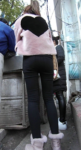 粉衣紧身黑裤美少妇，被人夸又瘦了