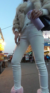 身材不错的紧身白裤妹，这么快就跟男票上车跑了