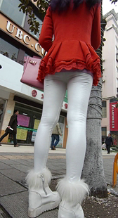 极品紧身白色皮裤妹子，发现了也得拍