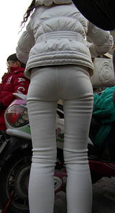 接孩子放学的极品紧身白裤年轻妈妈第一季