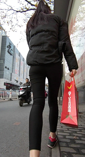 腿缝儿很大的紧身黑裤学生媚