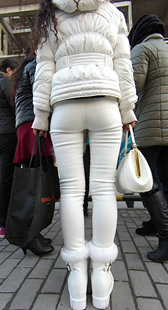 接孩子放学的极品紧身白裤年轻妈妈第二季