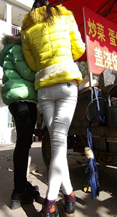 黄衣紧身白裤大学妹，和室友出门买饭