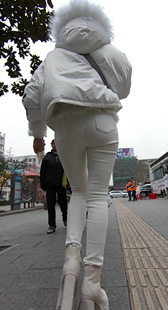 偶遇刚从银行出门的白衣紧身白裤少妇