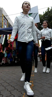 手机宣传紧身牛仔三小妹，好身材好气质第一季