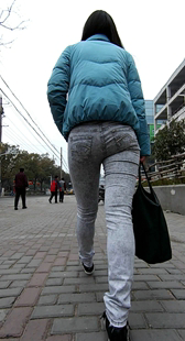 蓝衣紧身灰牛，丰满的三角区紧的令你窒息